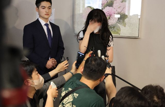 지난 2023년 부산 연제구 부산고등법원에서 열린 '부산 돌려차기 사건' 항소심에서 피해자가 인터뷰를 하며 눈물을 흘리고 있다. 부산일보DB