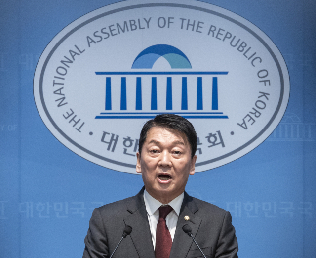 국민의힘 안철수 의원이 12일 국회에서 무소속 한동훈 의원의 국민의힘 복당 반대 기자회견을 하고 있다. 연합뉴스