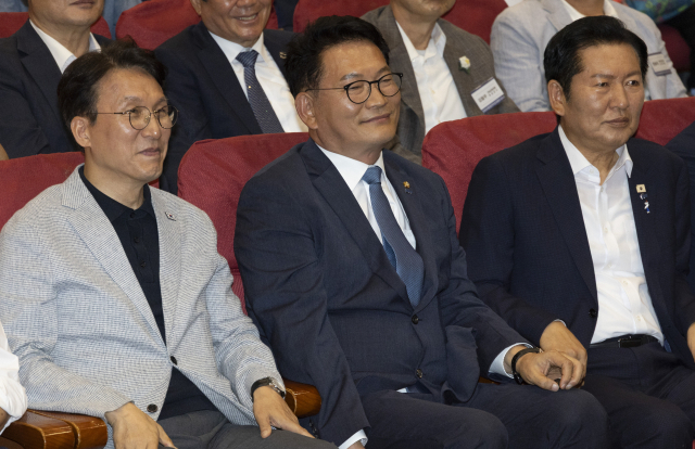 12일 국회 의원회관에서 열린 전국자치분권민주지도자회의(KLDC)에 더불어민주당 당 대표 후보 주자들이 나란히 앉아 있다. 김민석 전 총리, 송영길 의원, 정청래 전 대표. 연합뉴스