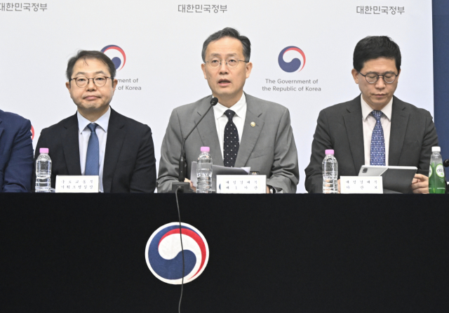이형일 재정경제부 차관이 지난 10일 정부세종청사에서 열린 하반기 경제성장전략 상세 브리핑에 참석, 주요내용을 발표하고 있다. 재정경제부 제공