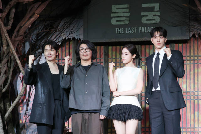 서울 영등포구 페어몬트 앰배서더에서 열린 넷플릭스 시리즈 '동궁' 제작발표회에서 감독과 배우들이 포즈를 취하고 있다. 왼쪽부터 조승우, 최정규 감독, 노윤서, 남주혁. 연합뉴스