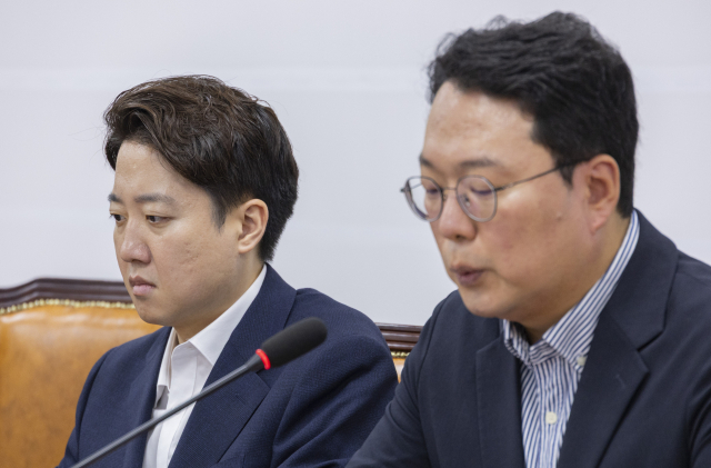 개혁신당 이준석 대표(왼쪽)가 지난 13일 국회에서 열린 최고위원회의 도중 생각에 잠겨있다. 연합뉴스
