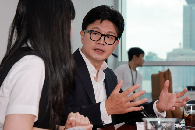 무소속 한동훈 의원이 13일 국회 의원회관 자신의 사무실에서 더불어민주당이 추진하는 검찰 보완수사권 폐지와 관련해 '부산 돌려차기' 사건 피해자와 면담한 뒤 취재진을 만나 면담 내용을 설명하고 있다. 연합뉴스