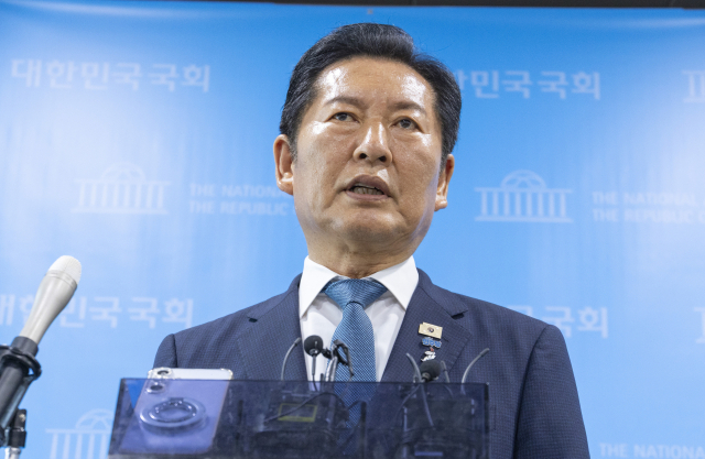 더불어민주당 정청래 전 대표가 13일 국회 소통관에서 8·17 전당대회에 당 대표 후보 출마 기자회견을 마친 뒤 취재진 질문에 답하고 있다. 연합뉴스
