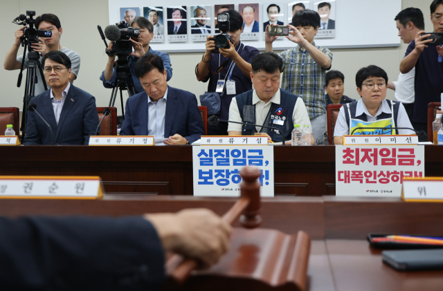 14일 정부세종청사 최저임금위원회에서 제14차 전원회의가 시작되고 있다. 현재 노사의 수정안 격차는 '690원'까지 좁혀진 상태로, 이날 최종 결정이 이뤄질 것으로 보인다. 공익위원들은 이날 상한선과 하한선인 '심의 촉진 구간'을 제시할 가능성이 높다. 노사가 심의 촉진 구간 안에서 의견 일치를 이루면 합의안이 채택되지만, 끝내 이견을 좁히지 못하면 표결을 통해 최저임금이 결정된다. 왼쪽부터 사용자위원인 양옥석 중소기업중앙회 인력정책본부장, 류기정 한국경영자총협회 전무, 근로자위원인 류기섭 한국노총 사무총장, 이미선 민주노총 부위원장. 연합뉴스