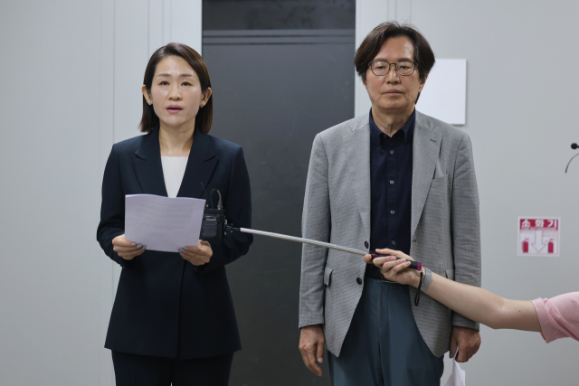 최저임금위원회 제14차 전원회의가 열리는 14일 금지선, 이기재 사용자위원이 정부세종청사 최저임금위원회 앞에서 전원회의 시작에 앞서 입장을 밝히고 있다. 연합뉴스