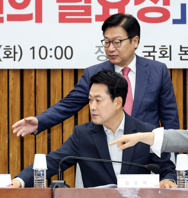 국민의힘 장동혁 대표와 정점식 원내대표가 14일 국회에서 열린 '장윤기 사건이 드러낸 수사 공백과 보완 수사권의 필요성' 토론회에서 같은 곳을 가리키고 있다. 연합뉴스