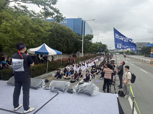 전국금속노동조합 리노공업지회는 14일 부산 강서구 리노공업 본사 앞에서 파업 출정식을 개최했다. 리노공업 노조 제공