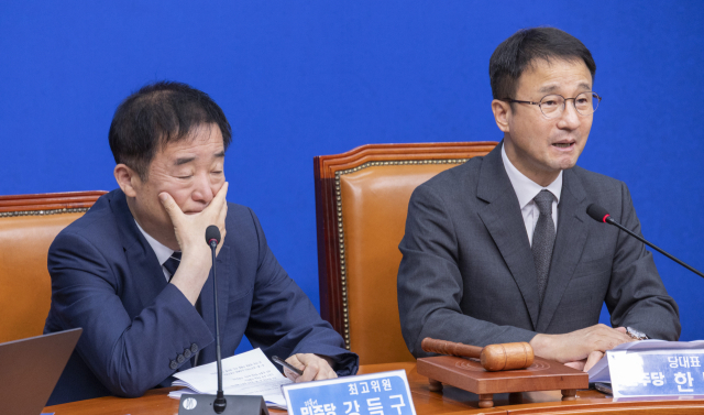 더불어민주당 한병도 당 대표 직무대행 겸 원내대표가 15일 국회에서 열린 최고위원회의에서 발언하고 있다. 연합뉴스