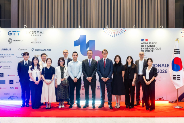 14일 열린 ‘바스티유 데이 2026’ 행사에서 르노코리아 니콜라 파리(오른쪽에서 여섯번째) 사장과 필립 베르투 주한 프랑스대사, 르노코리아 상희정 부사장을 비롯한 르노코리아 주요 참석자들이 기념사진을 촬영하고 있다.르노코리아 제공