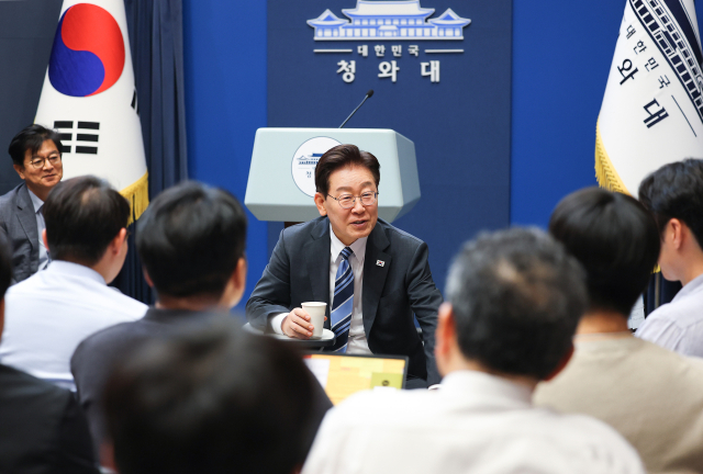 이재명 대통령이 15일 청와대 춘추관을 방문해 출입기자들과 간담회를 하고 있다. 연합뉴스