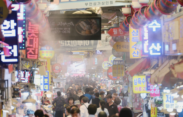 부산과 울산 전역, 경남 일부에 폭염주의보가 발효되면서 부울경 지역에 무더운 날씨가 이어지고 있다. 사진은 부산을 비롯한 전국 대부분 지역에 폭염 특보가 발효된 15일 오후 부산 부산진구 부전시장에 설치된 폭염저감시설 ‘쿨링포그’에서 더위를 식히기 위한 물안개가 분사되는 장면. 이재찬 기자 chan@