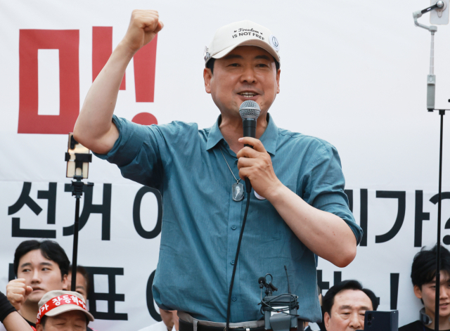국민의힘 장동혁 대표가 지난 12일 부산 서면 하트광장에서 열린 참정권 침해 규탄 집회에 참석해 단상에서 구호를 외치고 있다. 당 안팎에서는 당 대표가 장외로 나돌기만 한다는 비판의 목소리가 커지고 있다. 연합뉴스