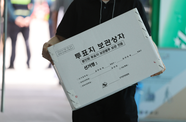 충북 충주시장 당선무효 소청과 관련한 재검표가 열린 15일 오후 국립한국교통대학교 다목적 강당에 투표지 보관 상자가 들어오고 있다. 연합뉴스