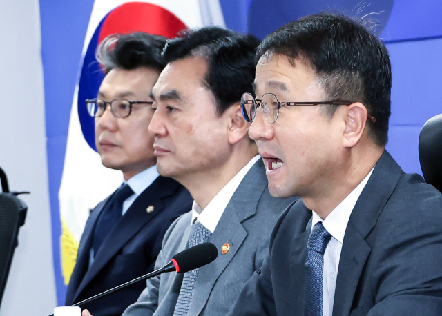 더불어민주당 한병도 대표 직무대행 겸 원내대표가 16일 국회 의원회관에서 열린 스마트강군 육성, 국군사관학교 창설방안 당정협의에서 발언하고 있다. 오른쪽부터 한병도, 안규백 국방부 장관, 진성준 국방위원장. 연합뉴스