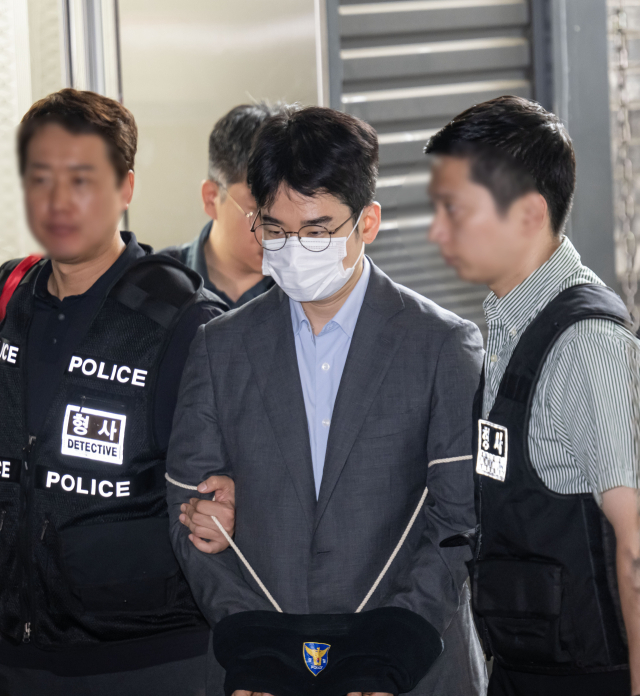 6·3 지방선거 당시 피습 자작극을 벌인 혐의로 검찰에 구속 송치되는 정이한 전 개혁신당 부산시장 후보가 16일 오전 부산 동래구 동래경찰서에서 부산지검으로 이동하고 있다. 김종진 기자 kjj1761@