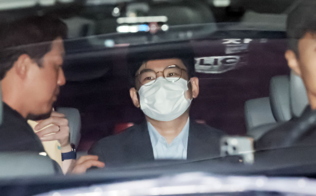6·3 지방선거 당시 피습 자작극을 벌인 혐의로 검찰에 구속 송치되는 정이한 전 개혁신당 부산시장 후보가 16일 오전 부산 동래구 동래경찰서에서 부산지검으로 이동하고 있다. 김종진 기자 kjj1761@