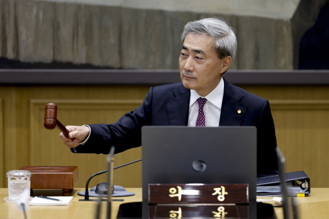 한국은행 신현송 총재가 16일 서울 중구 한국은행에서 열린 금융통화위원회 본회의에 참석해 의사봉을 두드리고 있다. 연합뉴스