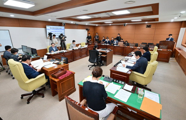 16일 울산시의회 행정자치위원회는 제5차 회의를 열고 울산시 공론화 추진에 관한 조례안에 대해 찬성 1표, 반대 4표로 부결했다. 울산시의회 제공