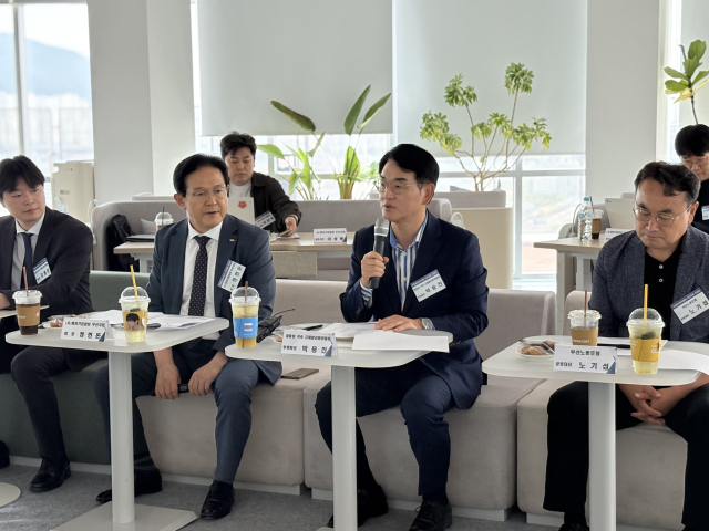 벤처기업협회 부산지회는 16일 부산 동구 아스티호텔 부산워케이션센터에서 대통령 소속 규제합리화위원회 박용진 부위원장과 ‘규제합리화위원회-벤처기업협회 부산지회 차담회’를 개최했다. 벤처기업협회 부산지회 제공