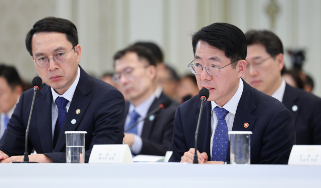 황종우 해양수산부 장관이 16일 청와대 영빈관에서 열린 이재명 대통령 주재 부처 업무보고에서 보고하고 있다. 연합뉴스