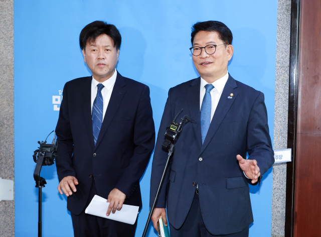 더불어민주당 8·17 전당대회에 당 대표 후보로 등록한 송영길 의원(오른쪽)과 최고위원 후보로 등록한 김용 전 민주연구원 부원장이 17일 국회에서 자신들의 후보 자격 논란과 관련, 