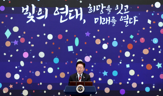 이재명 대통령이 17일 청와대 영빈관에서 열린 '빛의 위원회' 출범기념 시민초청행사에서 인사말을 하고 있다. 지난 3월 설치된 대통령 직속 '빛의 위원회'는 지난 정부의 불법 비상계엄에 맞선 시민들의 정신을 계승하기 위한 사업들을 추진한다. 연합뉴스