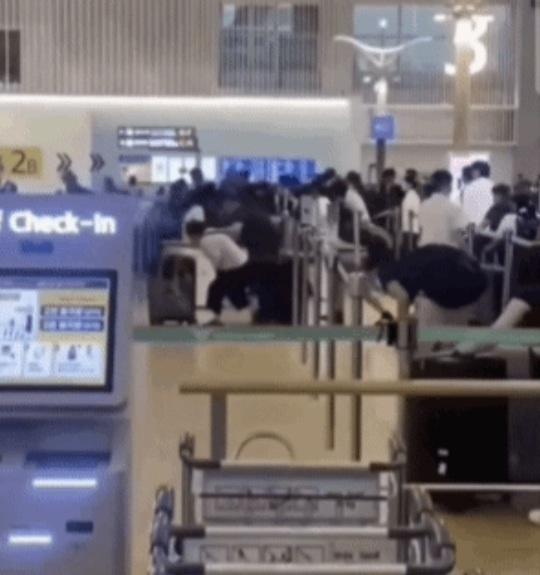 인천공항 출국장에서 중국인 승객들이 단체로 우르르 뛰어가며 새치기하는 상황이 잇따라 발생했다. 연합뉴스