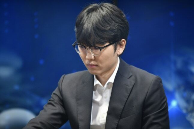 바둑 AI 카타고와 쎈수학·한경 기신전 2국에 나선 신진서. 한국기원 제공