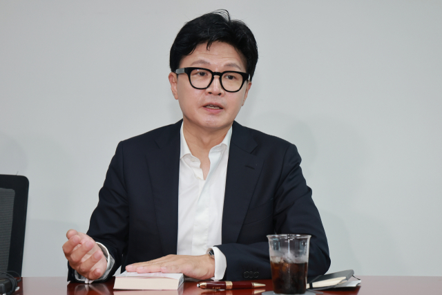무소속 한동훈 의원이 13일 국회 의원회관 자신의 사무실에서 더불어민주당이 추진하는 검찰 보완수사권 폐지와 관련해 '부산 돌려차기' 사건 피해자와 면담한 뒤 취재진을 만나 면담 내용을 설명하고 있다. 연합뉴스