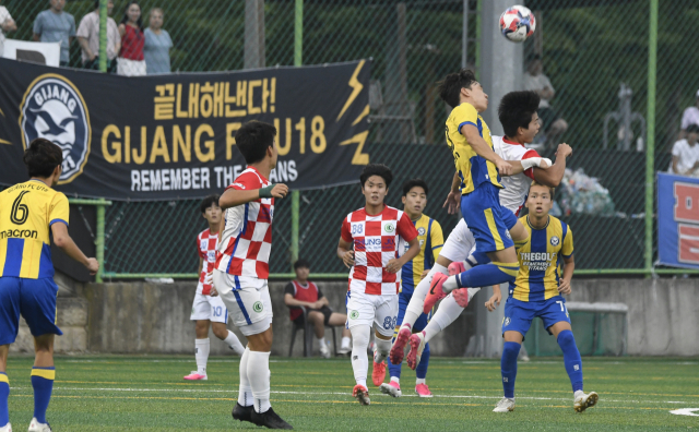 제63회 청룡기 전국고교축구대회 조별리그 3조 2차전 경기가 열린 지난 18일 경남 고성스포츠파크에서 부산 기장FC와 충주상고 선수들이 경합을 벌이고 있다. 부산시축구협회 제공