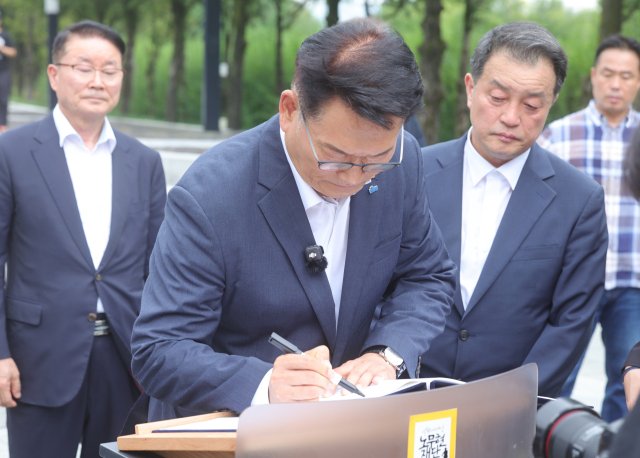 더불어민주당 당권 주자인 송영길 의원이 19일 오후 경남 김해시 진영읍 봉하마을 노무현 전 대통령 묘역을 참배하고 난 뒤 방명록을 작성하고 있다. 연합뉴스