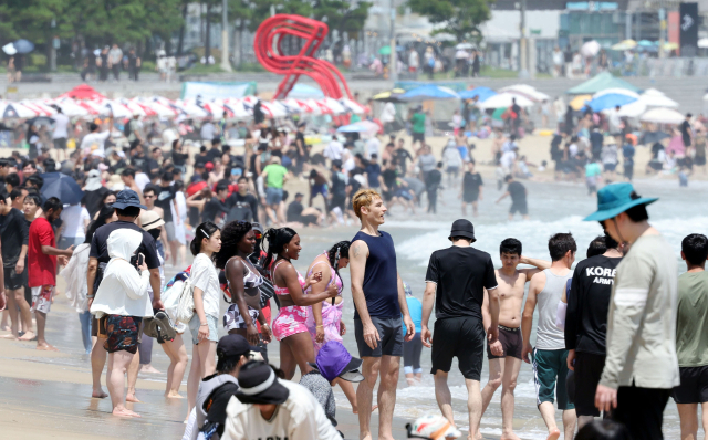 외국인 관광객이 늘며 부산 상권이 활기를 찾고 있다. 사진은 해운대해수욕장을 찾은 관광객. 정종회 기자 jjh@