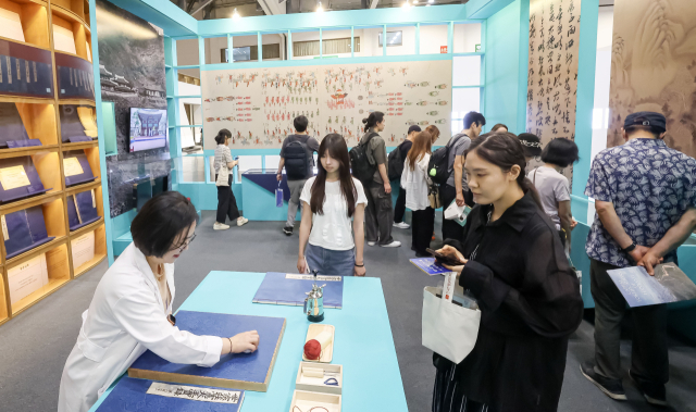 20일 부산 해운대구 벡스코 제1전시장에서 열린 제48차 유네스코 세계유산위원회 대한민국관(K-Heritage House)에 관람객들이 행정안전부 국가기록원 부스를 둘러보고 있다. 김종진 기자 kjj1761@