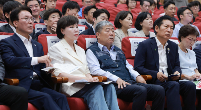 더불어민주당 김민석·정청래 당 대표 후보가 22일 국회 의원회관에서 민주당 노동존중실천단장인 전현희 의원이 전국금융산업노동조합, 수도권공공서비스노동조합 등과 함께 연 'in 민주당 청년을 담다 노동을 잇다'에 참석해 있다. 앞줄 왼쪽부터 김 후보, 전 의원, 김동명 한국노총 위원장, 정 후보. 연합뉴스