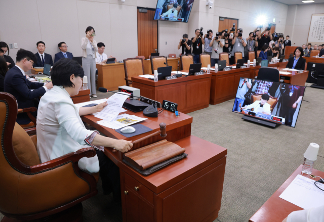 22일 국회에서 열린 법제사법위원회 전체회의에서 위원장인 더불어민주당 서영교 의원이 긴급현안질의를 상정하고 있다. 연합뉴스