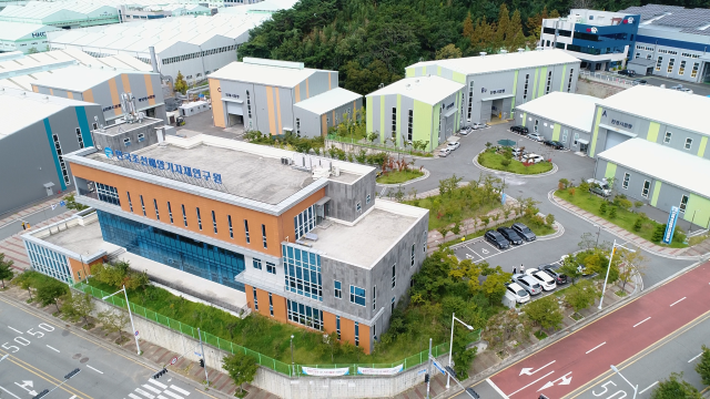 '인공지능(AI) 융합 조선해양기자재 지능형 시험평가 및 인증지원 기반구축' 사업과 관련, 인프라가 구축될 부산 강서구 미음산단 내 한국조선해양기자재연구원(KOMERI) 성능고도화본부 전경. KOMERI 제공