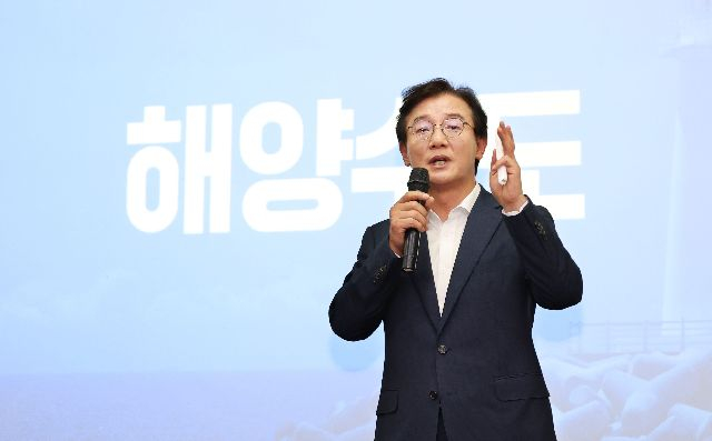 전재수 부산시장 당선인 초청 토론회가 부산일보와 부산 동구청, 한국해양정책연합 주최로 29일 오후 부산일보사 대강당에서 열렸다. 전 당선인이 해양수도 부산의 비전과 정책 방향을 발표하고 있다. 정종회 기자 jjh@