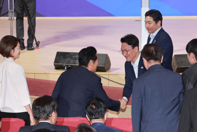 더불어민주당 김민석·정청래 당 대표 후보가 23일 국회 의원회관에서 열린 당 대표·최고위원 예비경선 결과발표 행사에 참석하며 인사하고 있다. 연합뉴스