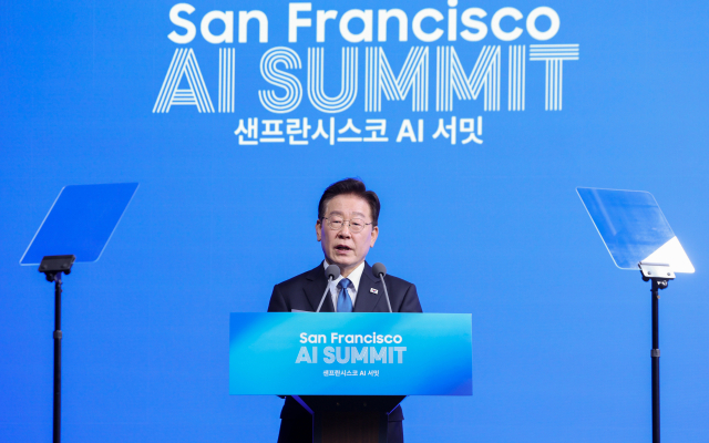 이재명 대통령이 24일(현지시간) 미국 샌프란시스코 더 미드웨이에서 열린 '샌프란시스코 AI 서밋'에서 '샌프란 AI 선언'을 발표하고 있다. 연합뉴스