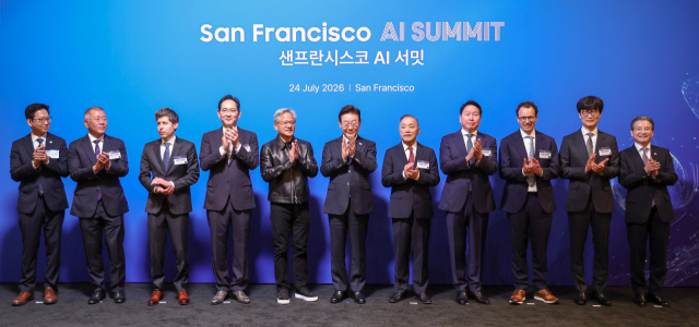 이재명 대통령이 24일(현지 시간) 미국 샌프란시스코 더 미드웨이에서 열린 '샌프란시스코 AI 서밋'에서 글로벌 AI 리더들과 기념촬영을 하고 있다.연합뉴스