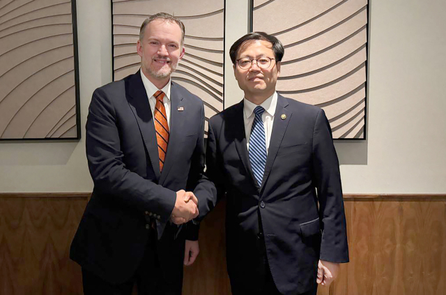여한구 산업통상부 통상교섭본부장(오른쪽)이 지난 21일(현지시간) 미국 워싱턴DC에서 제이미슨 그리어 미국 무역대표부(USTR) 대표와 만나 기념 촬영하고 있다. 산업부 제공