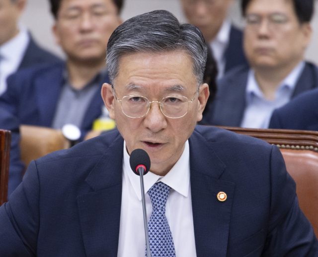 정성호 법무부 장관이 22일 국회에서 현안 질의를 위해 열린 법제사법위원회 전체 회의에 출석해 의원 질의에 답하고 있다. 연합뉴스