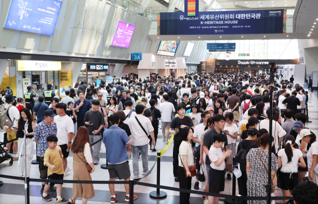 휴일인 26일 오후 부산 해운대구 벡스코 제1전시장에 마련된 유네스코 세계유산위원회 대한민국관 입구에서 관람객들이 입장하기 위해 긴 줄을 서 있다. 대한민국관은 한국의 문화를 소개하고자 마련한 공간으로 국가유산청과 행정안전부, 국가기록관, 부산시 등 35개 기관이 참여해 전시·체험 행사를 선보인다. 정종회 기자 jjh@