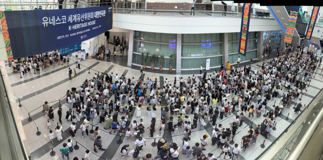 휴일인 26일 오후 부산 해운대구 벡스코 제1전시장에 마련된 유네스코 세계유산위원회 대한민국관 입구에서 관람객들이 입장하기 위해 긴 줄을 서 있다. 대한민국관은 한국의 문화를 소개하고자 마련한 공간으로 국가유산청과 행정안전부, 국가기록관, 부산시 등 35개 기관이 참여해 전시·체험 행사를 선보인다. 정종회 기자 jjh@
