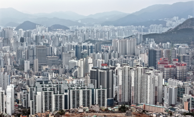 정부가 부동산 세제 개편안을 마련하고 있는 가운데 수도권과 비수도권에 차별화된 부동산 정책이 필요하다는 목소리가 나온다. 부산 부산진구와 연제구 일대 도심. 정종회 기자 jjh@