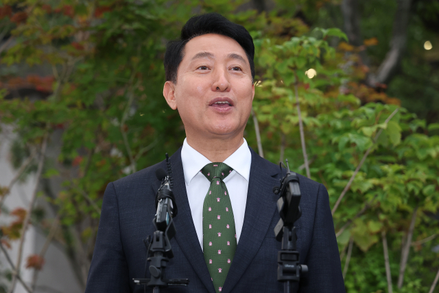 오세훈 서울시장이 22일 서울 종로구 광화문광장 감사의 정원에서 열린 '강뉴합창단-서울시예술단 문화교류 공연' 참석 전 정치자금법 위반 1심 선고 관련 입장을 밝히고 있다. 연합뉴스