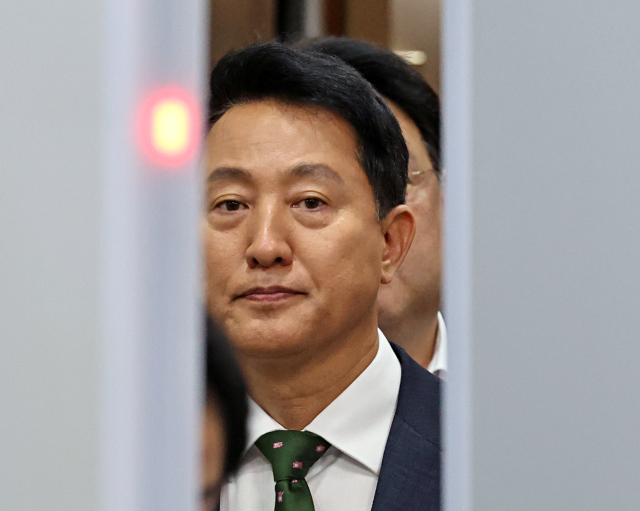 정치 브로커 명태균 씨로부터 여론조사 결과를 받아보고 후원자에게 비용을 대납하게 한 혐의로 기소된 오세훈 서울시장이 22일 오후 서울 서초구 서울중앙지법에서 열린 선고 공판을 마친 뒤 법정을 나서고있다. 연합뉴스