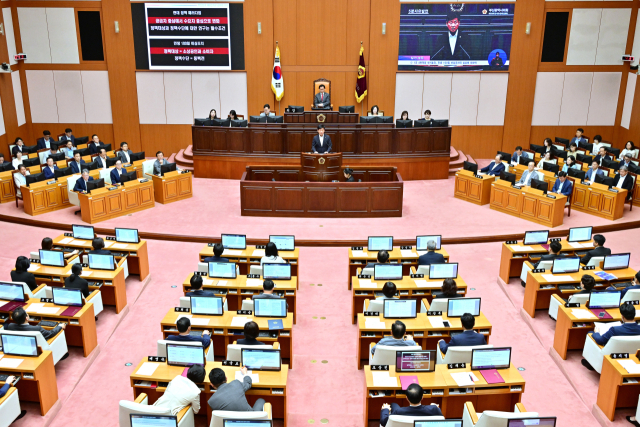 28일 열린 부산시의회 제338회 임시회 3차 본회의에서 국민의힘 김재운(부산진3) 의원이 5분 자유발언에 나서 ‘전재수 시장의 민생 100일 비상조치’를 비판하고 있다. 부산시의회 제공
