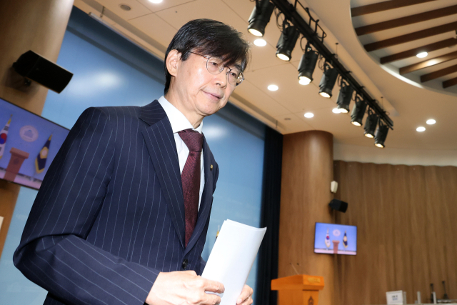 국민의힘 조경태 의원이 지난 28일 국회 소통관에서 중앙윤리위원회가 전날 자신에 대한 징계 절차를 개시한 것과 관련해 입장을 밝힌 뒤 기자회견장을 나서고 있다. 조 의원은 야당 몫 국회부의장을 본회의에서 선출하는 과정에서 박덕흠 부의장을 겨냥해 다른 당 의원들에게 낙선 전화를 한 것이 윤리위에서 문제가 됐다. 연합뉴스